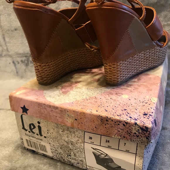 SALE! L.E.I. - Platform Sandal 🏝 - Picture 3 of 5